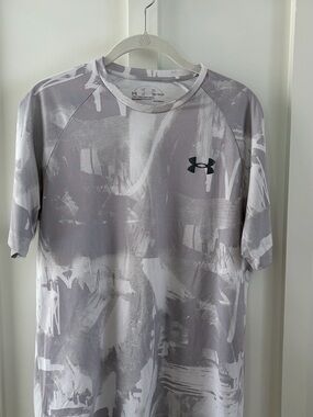 Under Armour Men’s Performance Graphic Tee | Gray White | Size Medium